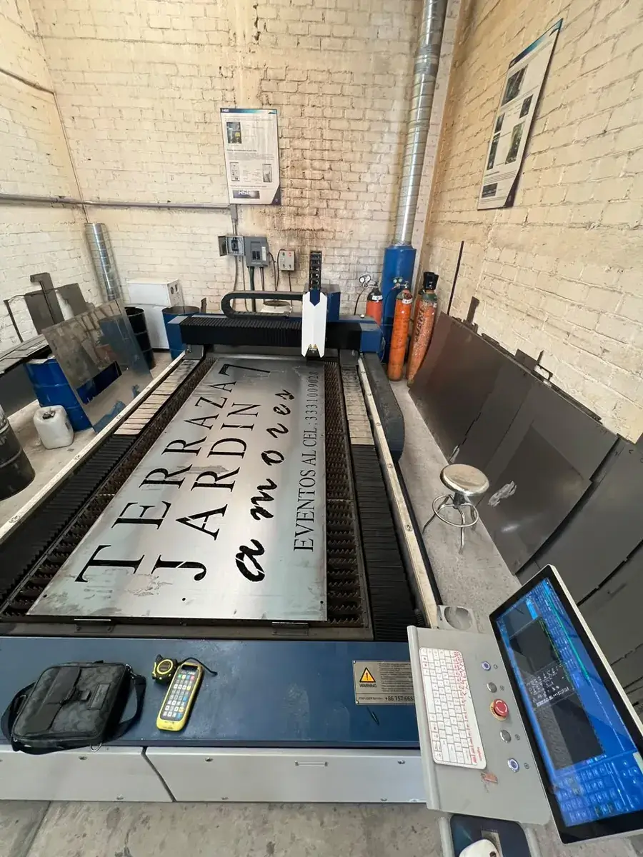 Letrero metálico grande con letras caladas por corte láser en Guadalajara