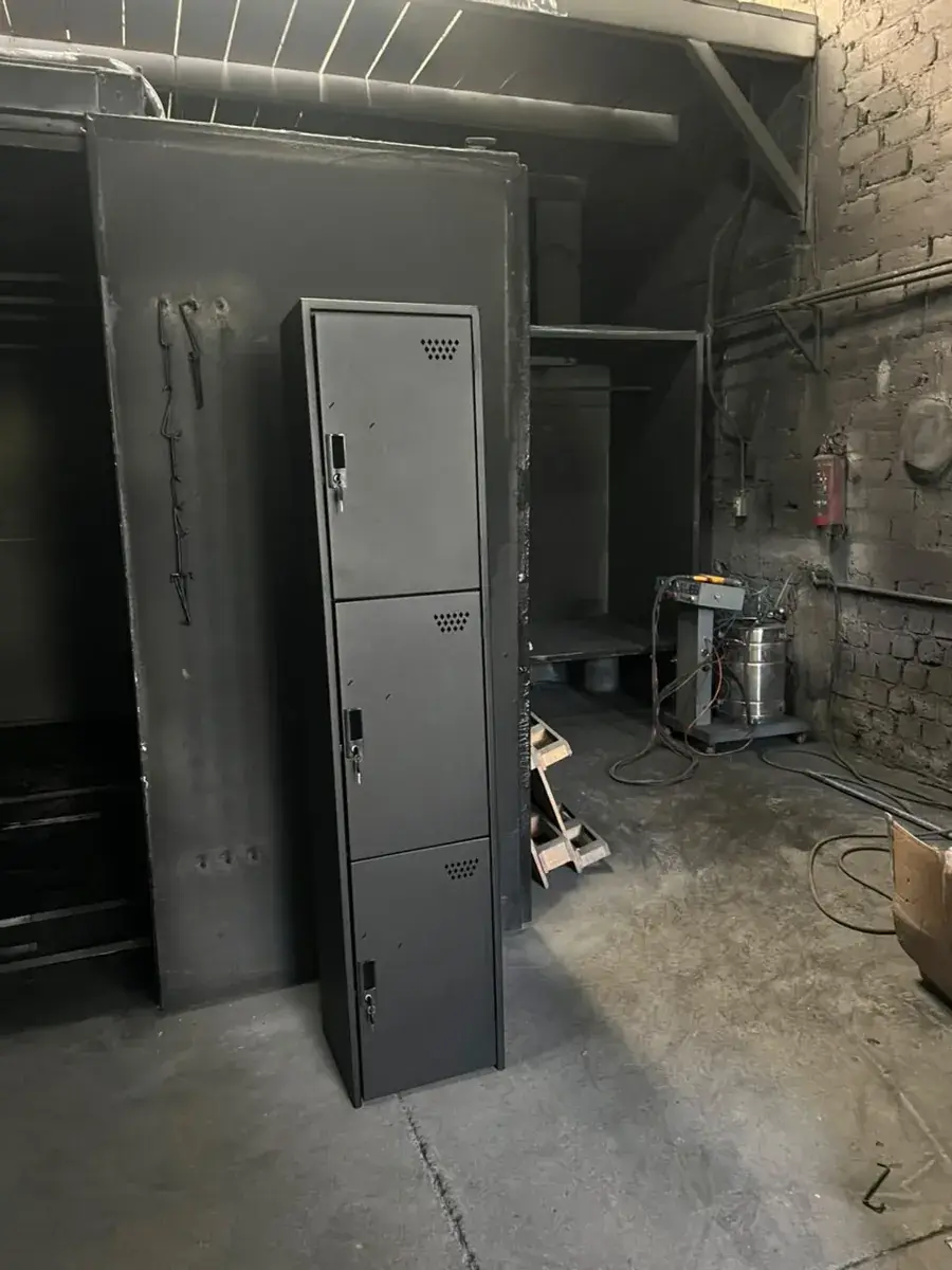 Locker metálico de 3 puertas con pintura electrostática negra, mobiliario metálico en Guadalajara